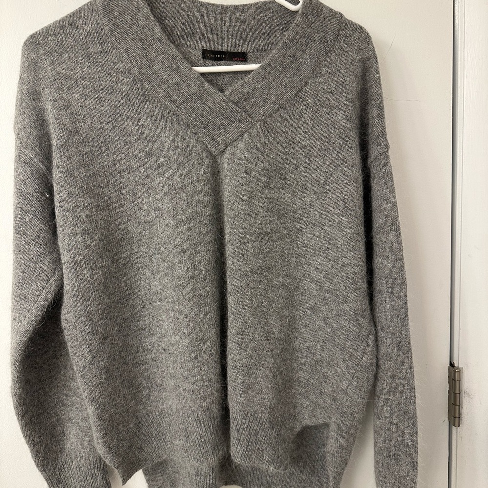 Women wool v neck sweater in grey